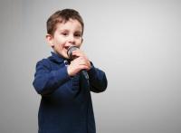 enfant-chantant-dans-un-microphone