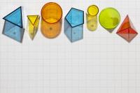 vue-de-dessus-des-formes-geometriques-colorees-avec-espace-copie